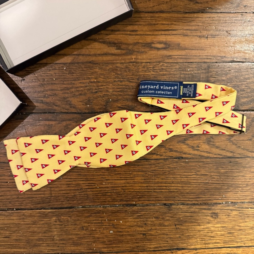 Vineyard Vines Custom Collection 100% Silk Yellow/Red Bow Tie with Box